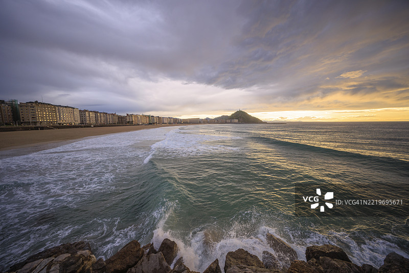 巴斯克地区发光云朵下的宁静海浪图片素材