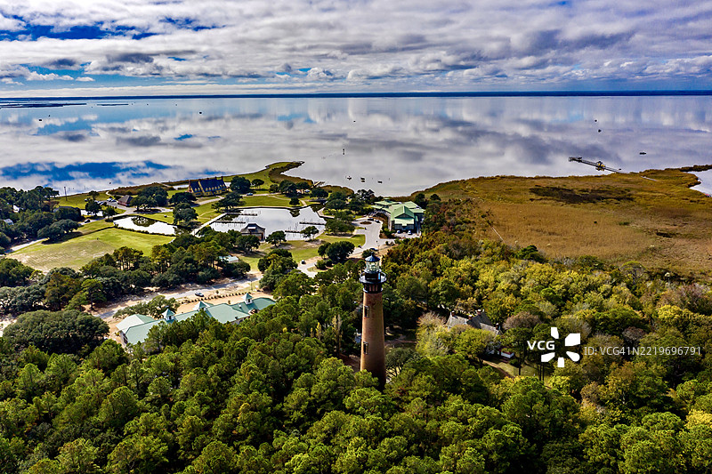 北卡罗来纳州库里塔克的湖泊美景与天空相映成趣图片素材
