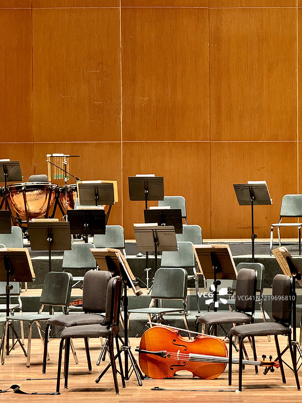 空椅子靠在墙边，秘鲁利马图片素材