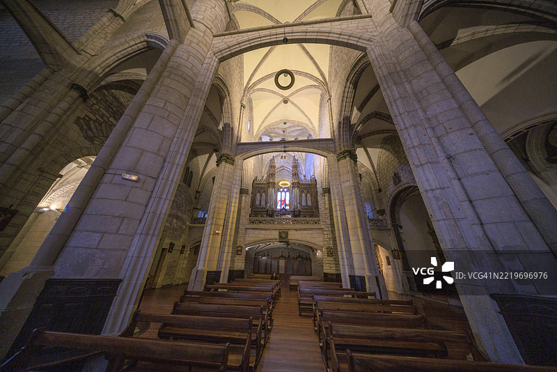 维多利亚的哥特式拱顶框架下的合唱团阁楼和管风琴图片素材