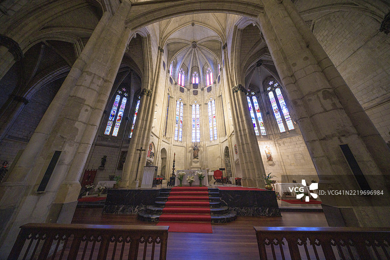 维多利亚新大教堂的后殿祭坛和彩色玻璃窗图片素材