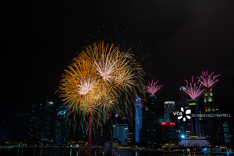 夜间烟花表演的低角度视图图片素材