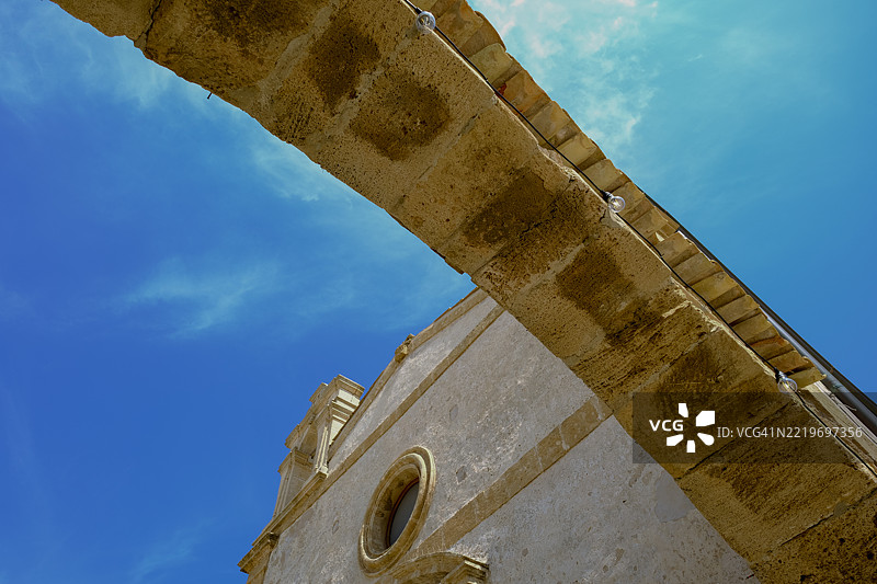 蓝天下的石拱门和历史建筑，马尔扎梅米图片素材