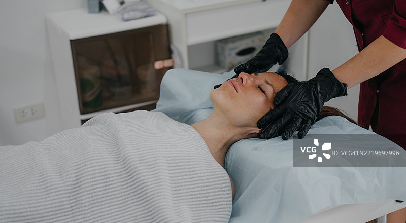 美容师在水疗中心为顾客按摩的中段画面图片素材