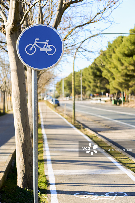 城市公园内指示自行车道的标志图片素材