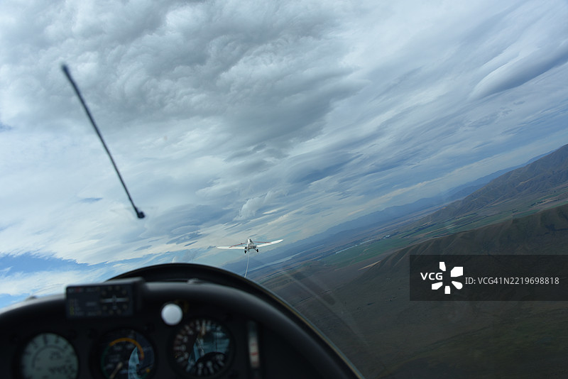 低角度视图的飞机在天空中飞行图片素材