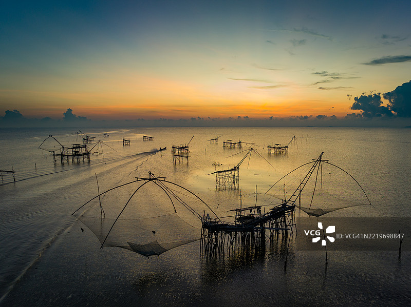 日落时分海面与天空的美丽景色图片素材