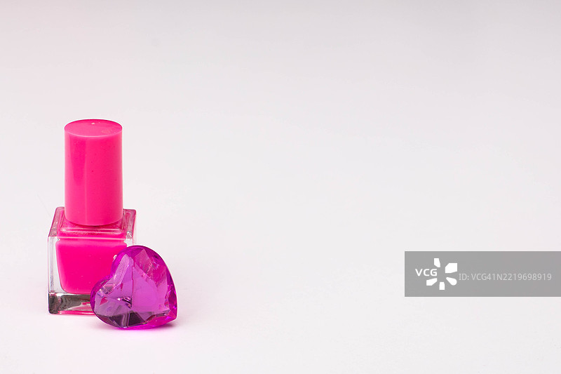 粉色指甲油与紫色玻璃心形装饰图片素材
