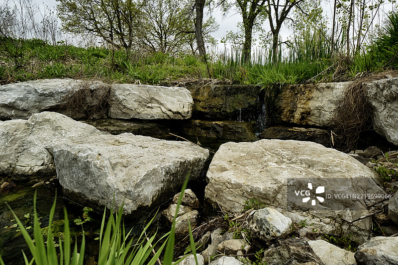 森林中的岩石景观，西德莫因，爱荷华州，美国图片素材