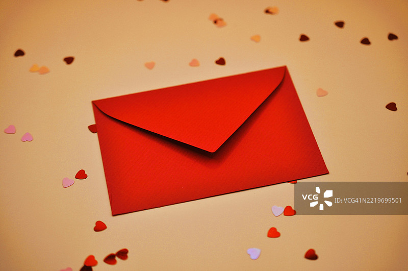 红色背景上的红色心形图案的高角度视图图片素材