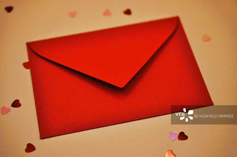 高角度视图的红色信封放在桌子上图片素材