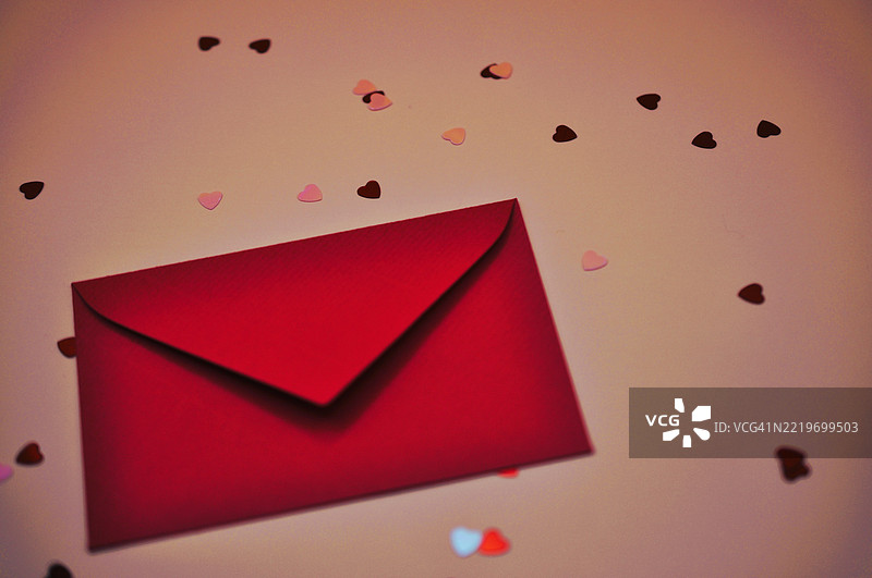 高角度视图的红色信封放在桌子上图片素材