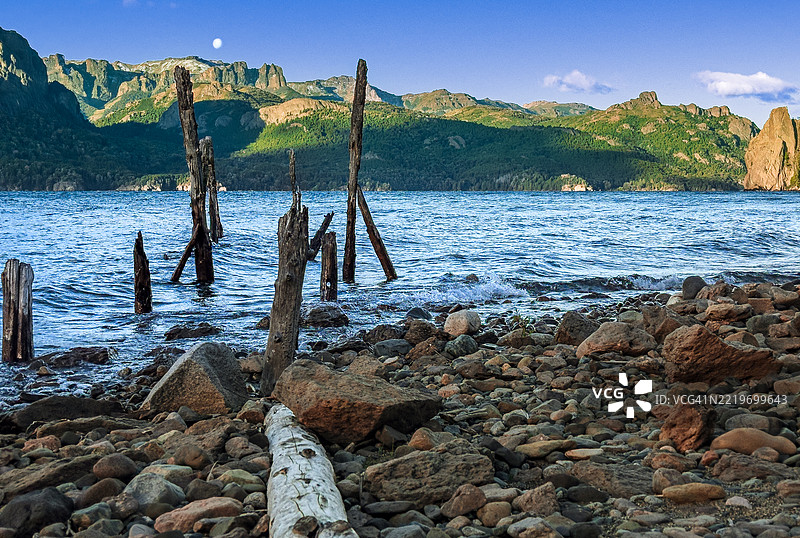 湖特拉富尔的废弃码头上空的月亮与山脉图片素材