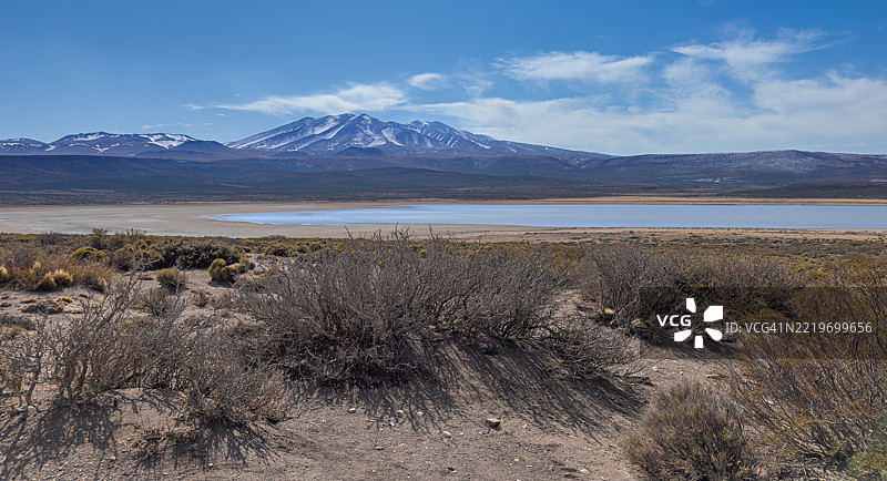 阿奎金克湖的全景，背景是特罗门火山图片素材
