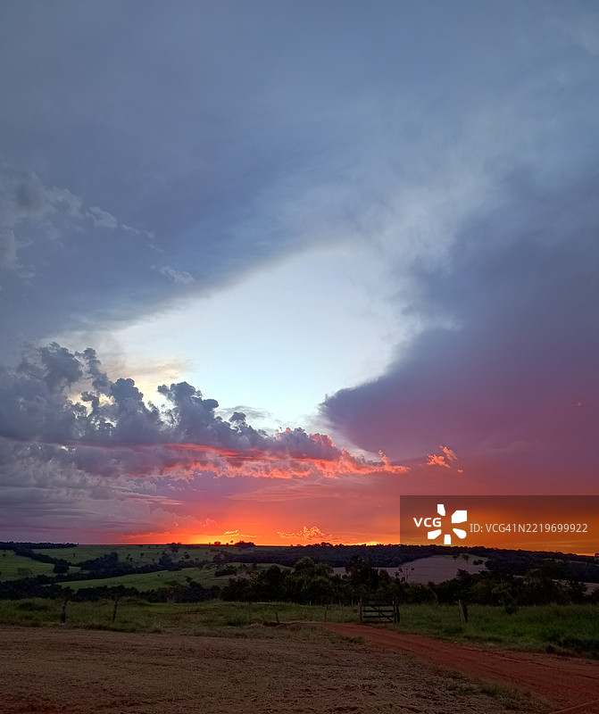 巴拿马日落时分天空下的田野美景图片素材
