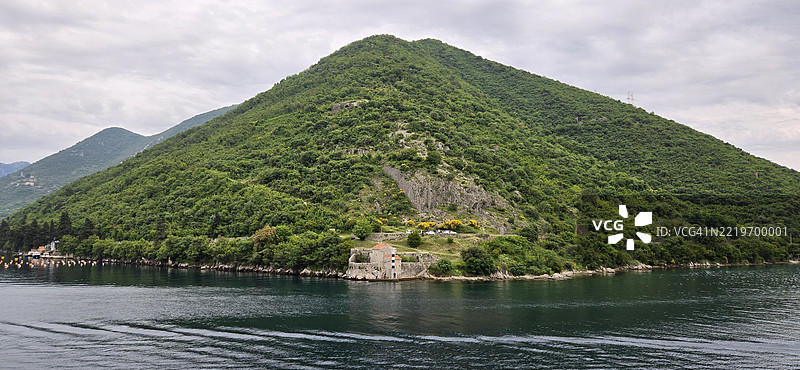 湖边树木与天空的美丽景色图片素材
