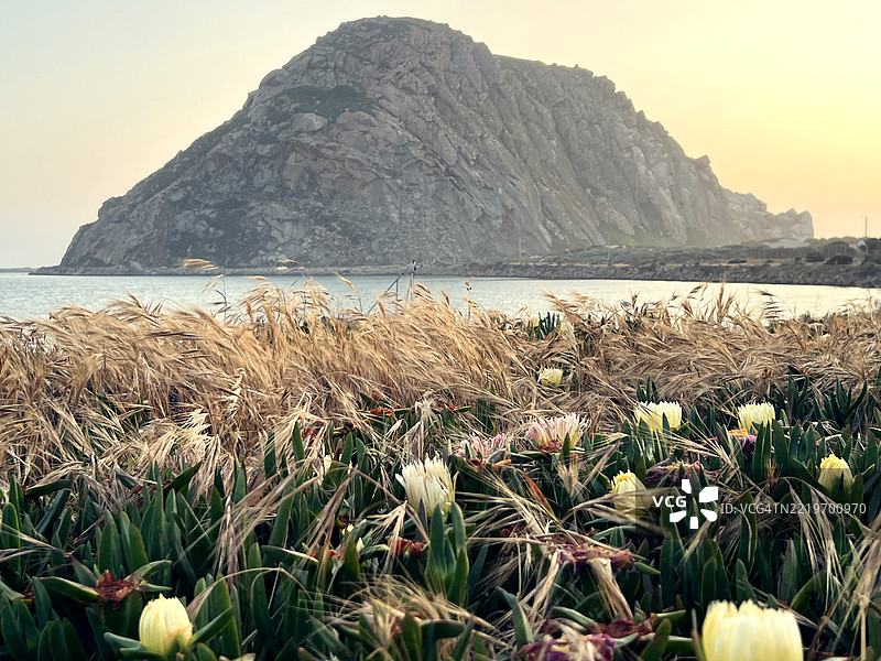 加利福尼亚州莫罗湾的海洋与多云天空的风景。图片素材