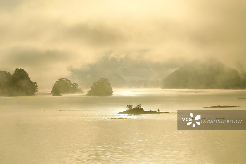 秋本湖的晨雾图片素材