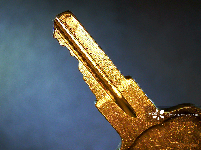 单个黄铜门钥匙图片素材