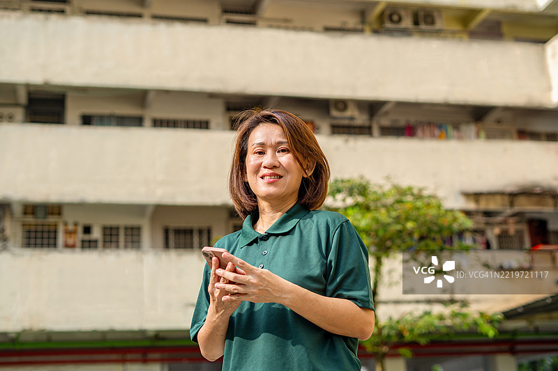 中产阶级女性在公共住房公寓内图片素材