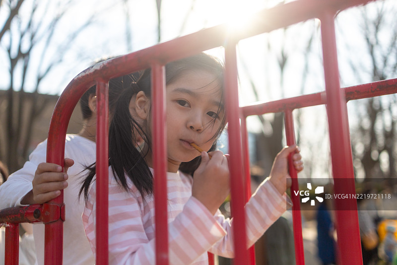 小孩子们在公园的滑梯上玩耍图片素材