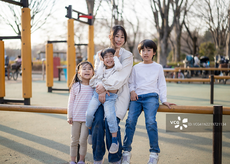 日落时分在公共公园里的男孩肖像图片素材