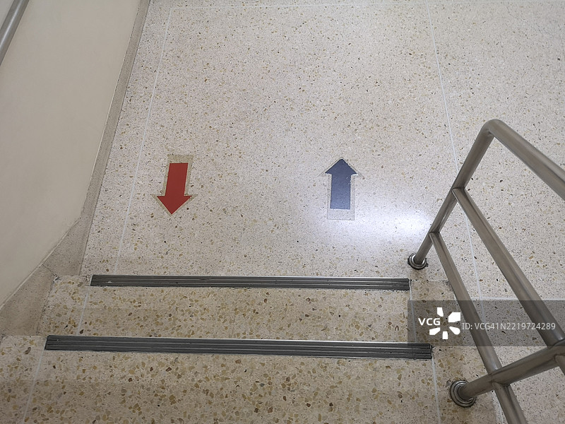 抛光石地板上的箭头图片素材