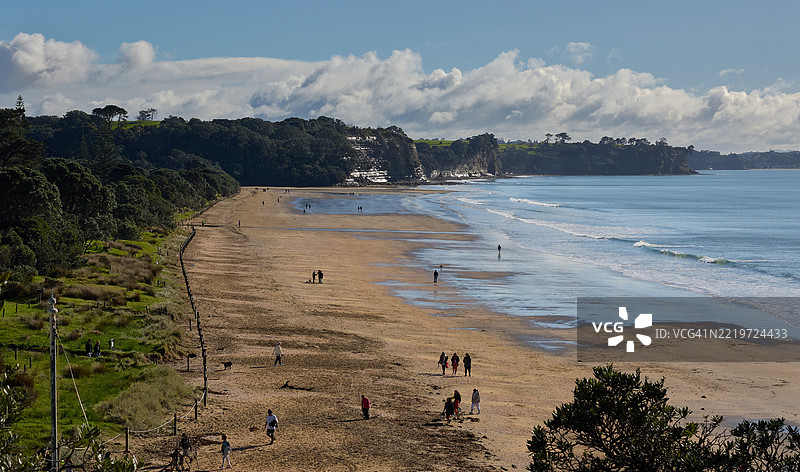冬季行走者在长湾海滩上图片素材