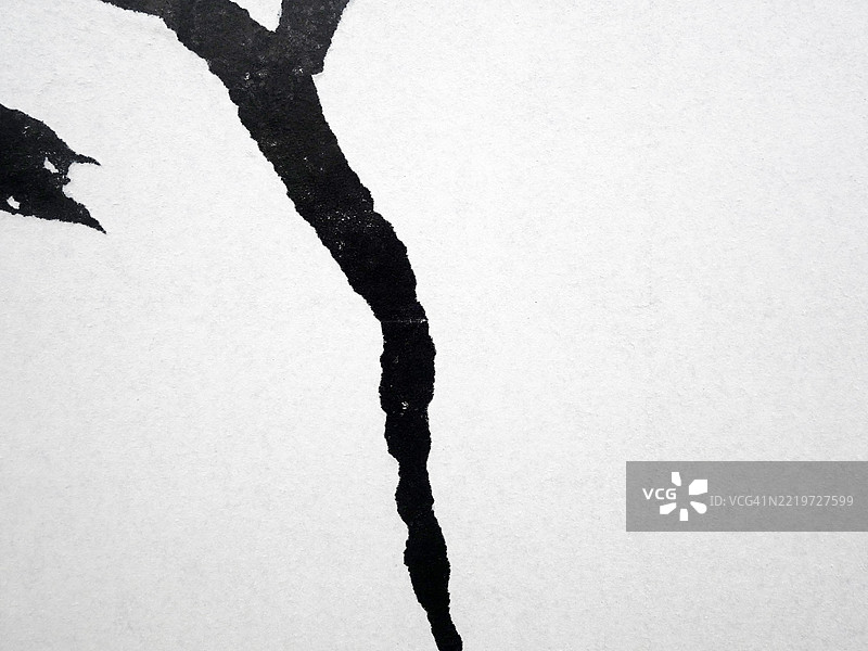 撕裂和有纹理的黑白纸张。阳光和色彩。法国巴黎。全画幅 4:3。图片素材