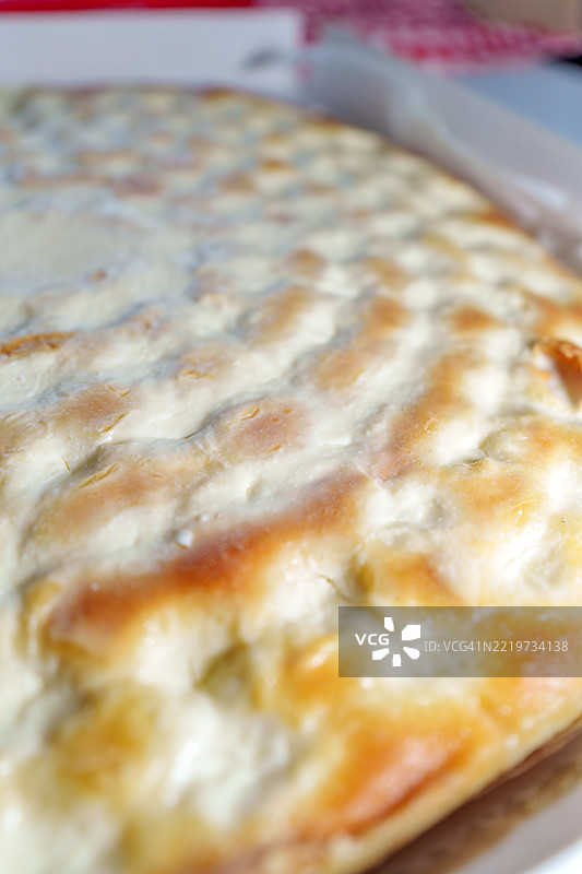 金棕色烤蛋糕表面的特写，展现纹理和细节图片素材