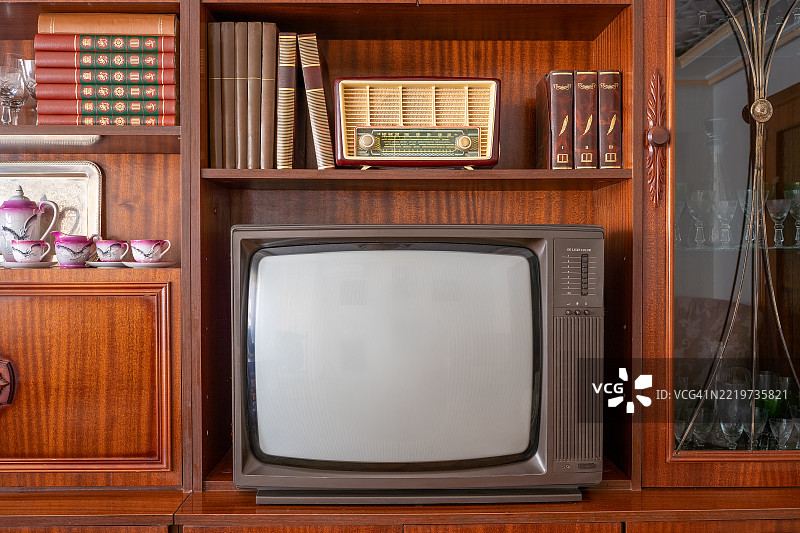 1980年代客厅中的旧电视和收音机放在木架上图片素材