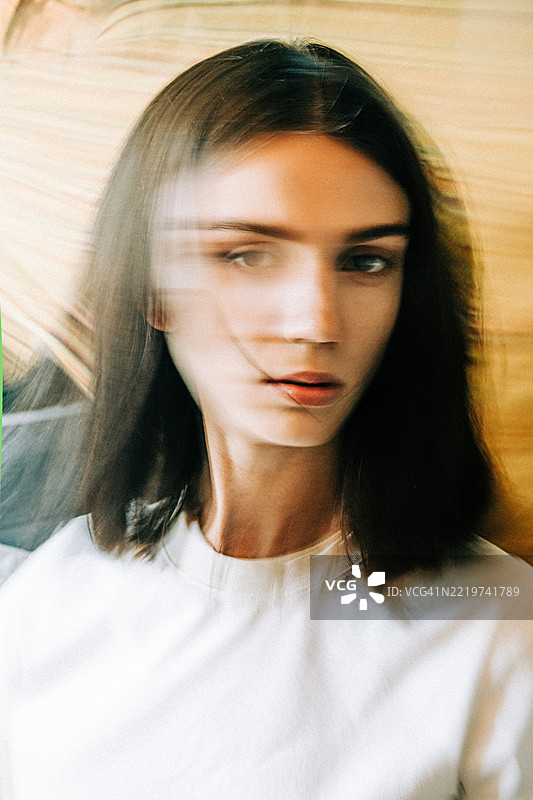 超现实主义的女性肖像，采用长时间曝光技术。图片素材