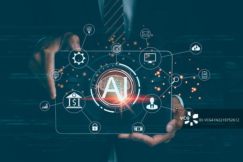 手在笔记本电脑上打字，旁边有平板电脑和智能手机，云计算和分析叠加图层突显出技术、战略和转型，推动商业创新与数据洞察。图片素材