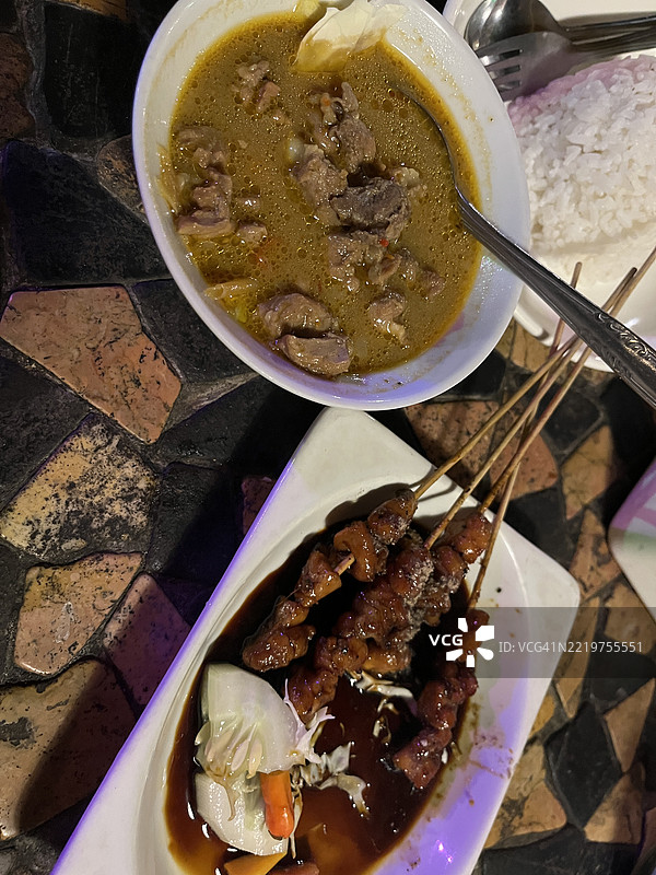 传统印尼兔肉沙爹和兔肉汤配蒸米饭图片素材