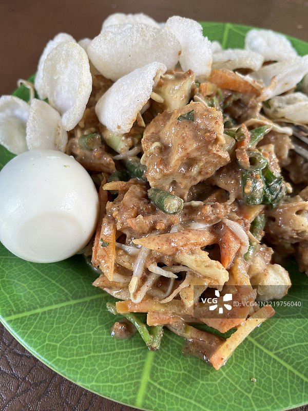 传统印尼沙拉加多加多，配有鸡蛋和饼干图片素材