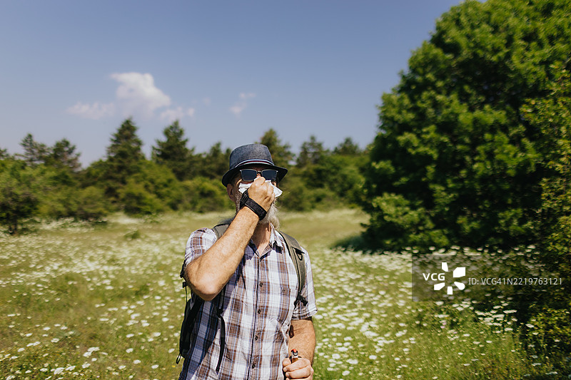 男子遭遇花粉过敏问题图片素材