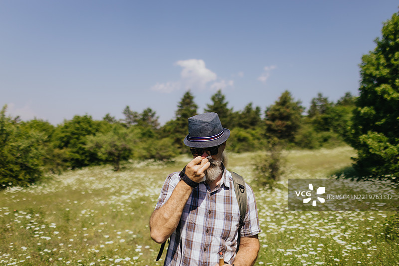 男子遭遇花粉过敏问题图片素材