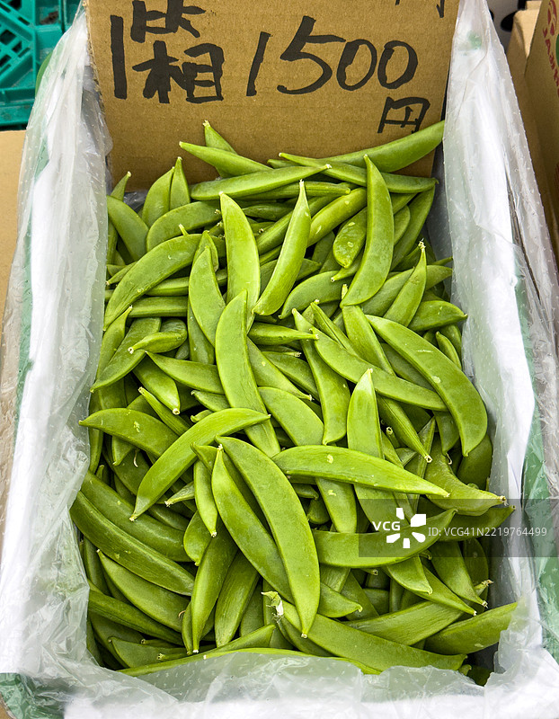 新鲜的绿豌豆荚装在盒子里图片素材
