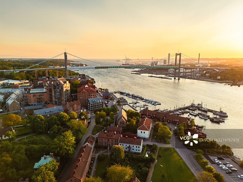 哥德堡日落时分的天际线，包含艾尔夫斯堡桥和哥塔河图片素材