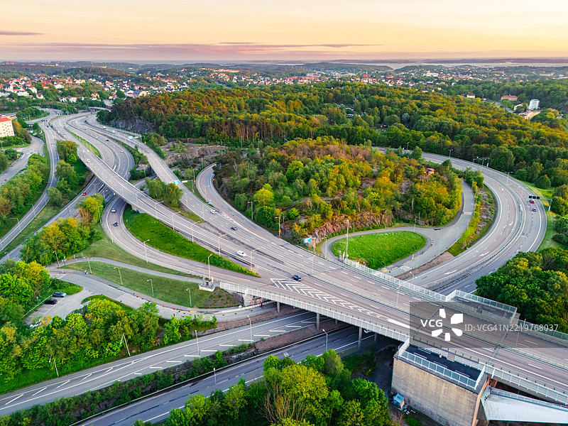 哥德堡高速公路立交桥在日落时分：瑞典基础设施的航拍视角图片素材
