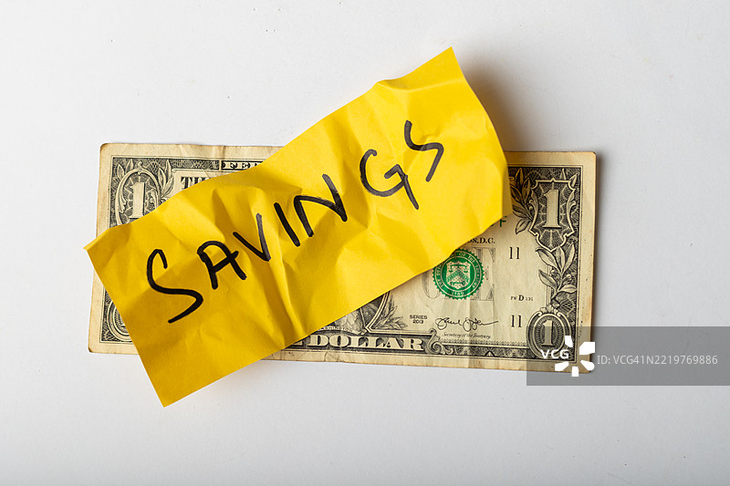 美国钞票上的“储蓄”注释：财务积累的概念图片素材