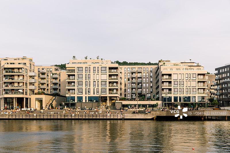 挪威奥斯陆峡湾海滨的现代公寓建筑，夏季景色图片素材