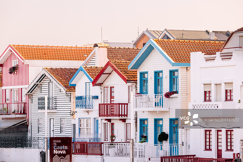 葡萄牙阿维罗的科斯塔诺瓦传统条纹多彩房屋图片素材