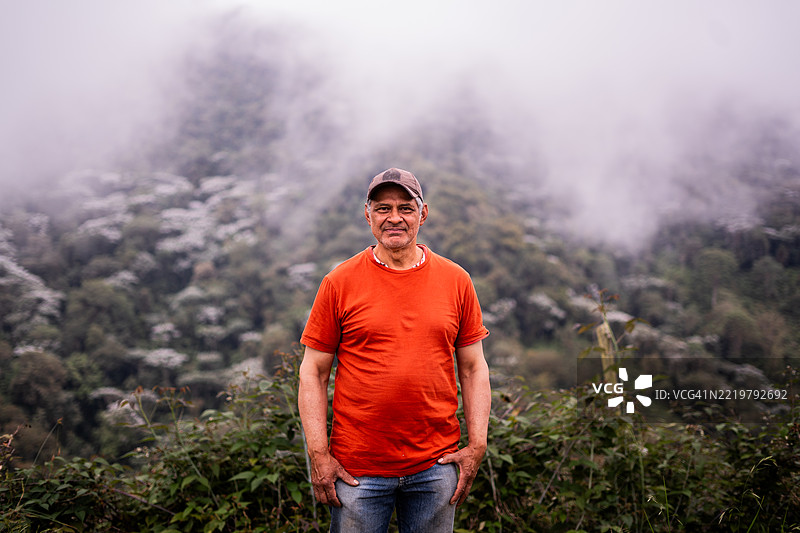 哥伦比亚皮埃德库埃斯塔的一位农民肖像图片素材