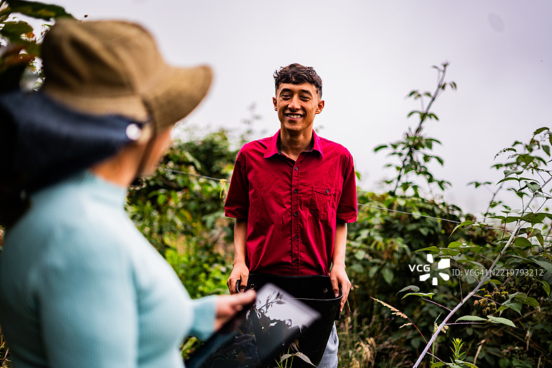 农民在农场交谈图片素材