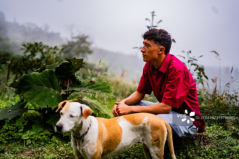 少年在农场沉思图片素材