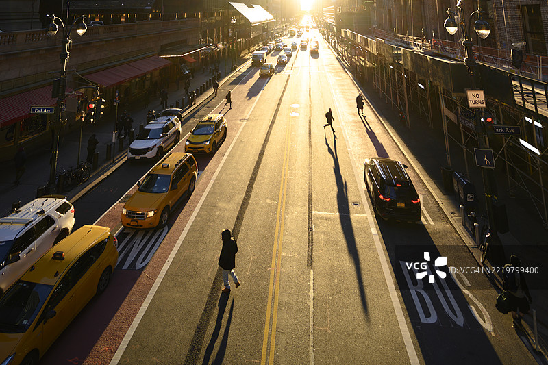 日出时金色阳光照耀曼哈顿街道，纽约市，美国图片素材