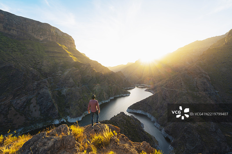 男子在西班牙大加那利岛的山脉中欣赏风景图片素材