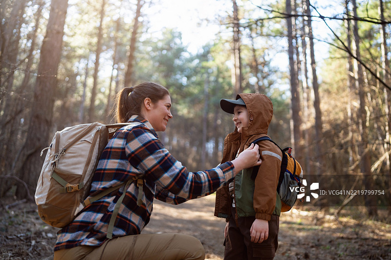 母亲和儿子在森林里徒步旅行图片素材