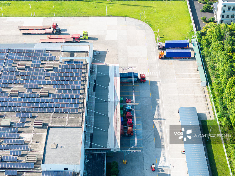 卡车正在物流仓库装货图片素材